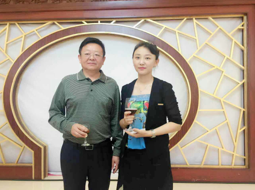 仟億達831999總經理王元圓(右一)與慶市市長韓立華合影 仟億達831999總經理王元圓(右一)與慶市市長韓立華合影