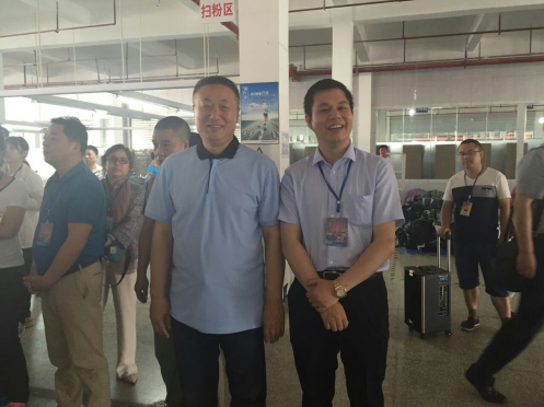 仟億達董事長鄭兩斌(右一)現場合影 仟億達董事長鄭兩斌(右一)現場合影