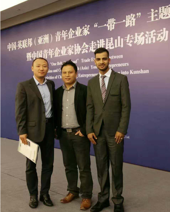 仟億達龐總(左一)與卡薩萊亞有限公司首席執(zhí)行官瑞吉•德哈•約翰(左二)、百德私人有限公司首席執(zhí)行官薩巴斯•薩皮克答(左三) 仟億達龐總(左一)與卡薩萊亞有限公司首席執(zhí)行官瑞吉•德哈•約翰(左二)、百德私人有限公司首席執(zhí)行官薩巴斯•薩皮克答(左三)