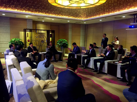 福州市市長尤猛軍、副市長胡振杰、北京福建商會會長陳春玖與仟億達董事長鄭兩斌 (右排左三)等進行會談 福州市市長尤猛軍、副市長胡振杰、北京福建商會會長陳春玖與仟億達董事長鄭兩斌 (右排左三)等進行會談