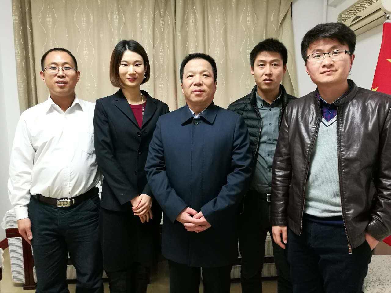 仟億達劉總(右一)與曲沃副縣長崔權利(左一)簽約現場 仟億達劉總(右一)與曲沃副縣長崔權利(左一)簽約現場