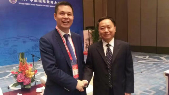 安徽省省長(zhǎng)李國(guó)英(右)與仟億達(dá)集團(tuán)董事長(zhǎng)鄭兩斌(左)合影留念 安徽省省長(zhǎng)李國(guó)英(右)與仟億達(dá)集團(tuán)董事長(zhǎng)鄭兩斌(左)合影留念