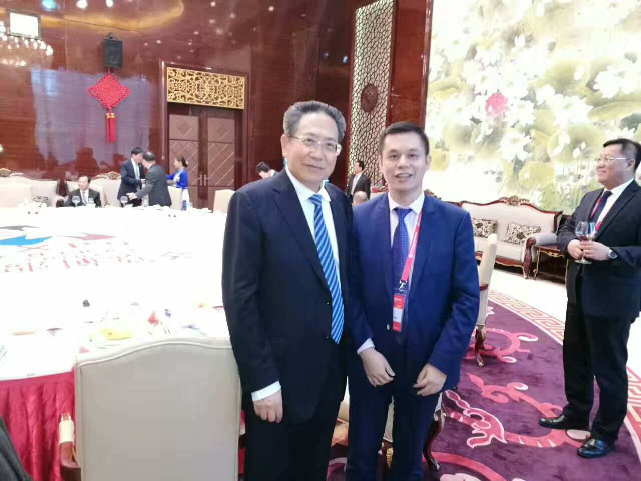 安徽省委書記、省人常委會(huì)主任李錦斌(左)仟億達(dá)集團(tuán)董事長(zhǎng)鄭兩斌(右)與合影留念 安徽省委書記、省人常委會(huì)主任李錦斌(左)仟億達(dá)集團(tuán)董事長(zhǎng)鄭兩斌(右)與合影留念