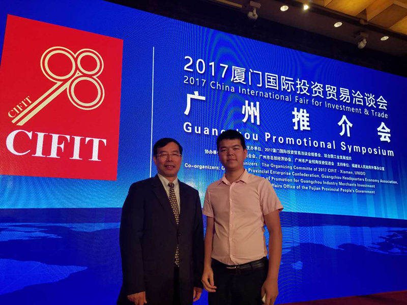 廈門市商務(wù)局副局長洪本祝(左)與仟億達集團廈門子公司鄭總(右) 廈門市商務(wù)局副局長洪本祝(左)與仟億達集團廈門子公司鄭總(右)