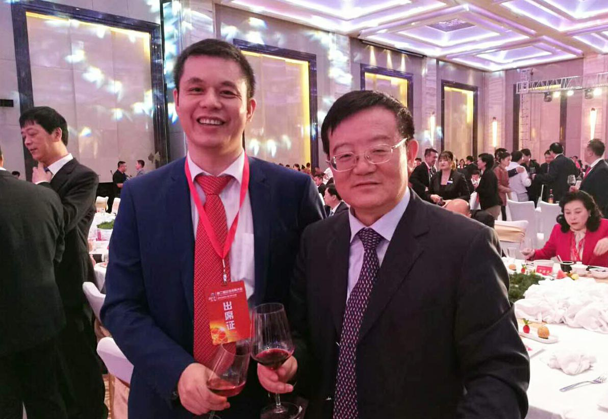 全國工商聯黨組書記、常務副主席徐樂江（右）與仟億達集團董事長鄭兩斌（左）