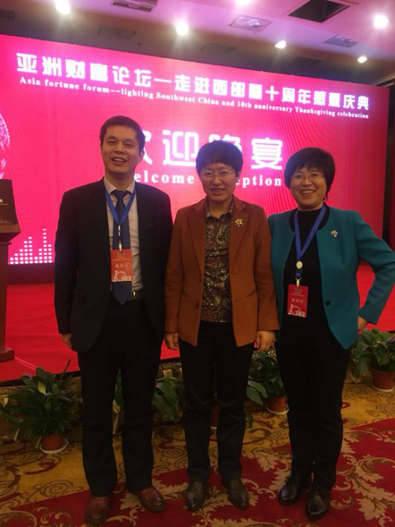 仟億達(dá)集團(tuán)董事長鄭兩斌先生(左)與山東省副省長兼山東工商聯(lián)主席王隨蓮(中)、山東省工商聯(lián)副主席孫美菊(右) 仟億達(dá)集團(tuán)董事長鄭兩斌先生(左)與山東省副省長兼山東工商聯(lián)主席王隨蓮(中)、山東省工商聯(lián)副主席孫美菊(右)