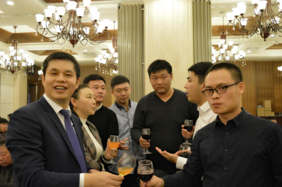 鄭兩斌董事長(zhǎng)與銷售 鄭兩斌董事長(zhǎng)與銷售